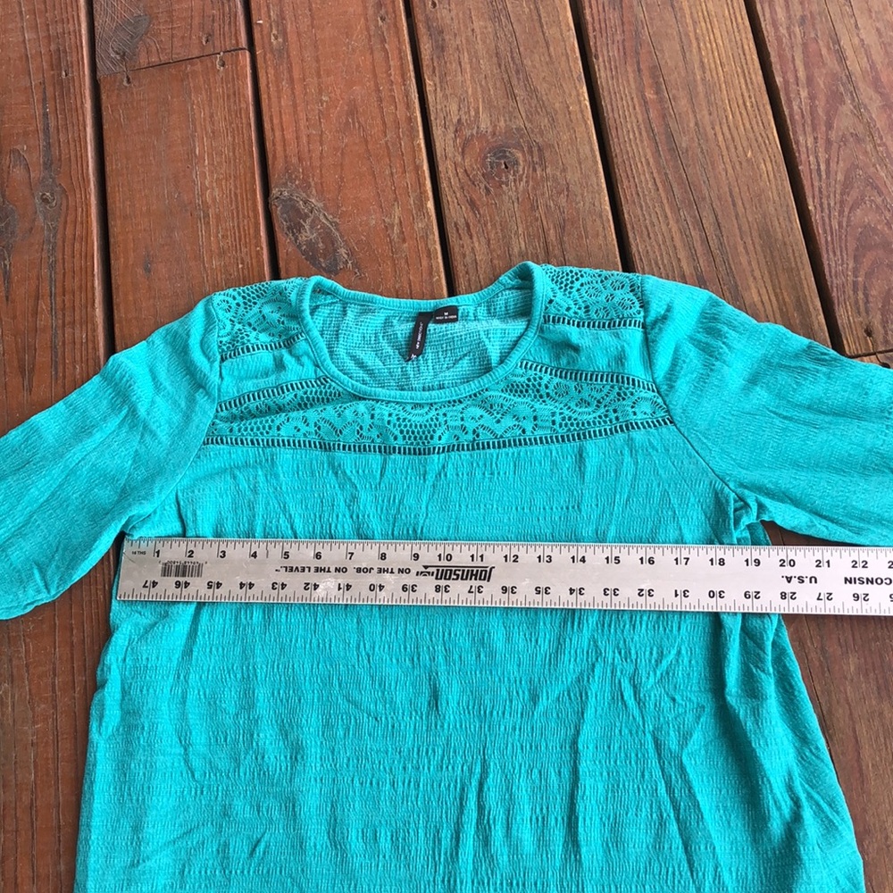 New Directions Green Ruffled sleeve top - Picture 6 of 6